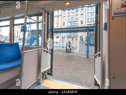 Bayern Mass Transportation, eine Straßenbahnhaltestelle in München, Deutschland. Stockfoto