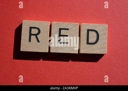 Rot in 3d Holz- Alphabet Buchstaben auf rotem Hintergrund Stockfoto