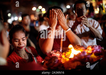 Hinduistische Gläubige nehmen an Navratri feiern durch den Sri Mariamman Tempel am 8. Oktober 2019 in Bangkok, Thailand. Die häufigsten beobachteten Hindu Festival von Navratri feiert den Sieg einer für eine Reihe von Göttern, abhängig von der Region, die über das Böse und erfolgt über neun Heiligen Nächte. Stockfoto