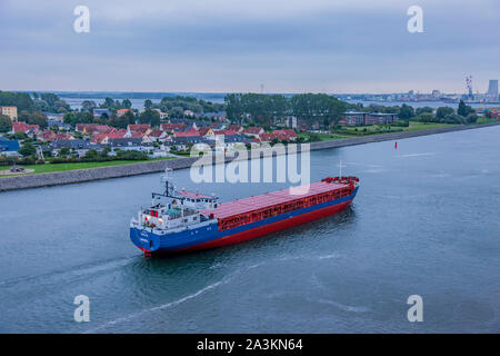 General Cargo ship Tanja in Port am frühen Morgen, Warmemunde, Deutschland. Stockfoto