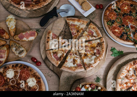 Italienische Pizza und Pizzeria Konzept. Verschiedene Pizza für Menü eingestellt. Take Away mit verschiedenen Zutaten und knusprigen Rand. Pizza Kreise mit Fleisch, m Stockfoto