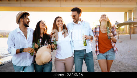 Gruppe junger Freunde lachen und Bier trinken. Stockfoto