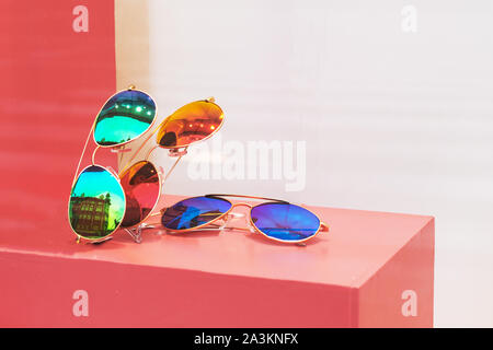 Elegante bunte Sonnenbrille in einem Speicher auf einem Showcase. Stockfoto