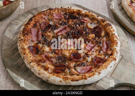 Hausgemachte barbecue Chicken Pizza mit Zwiebeln und spezielle Sauce. Pizza mit Zutaten zu kochen. Köstliche italienische Küche Stockfoto