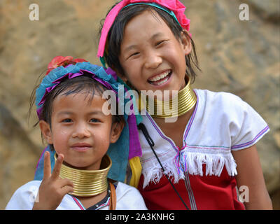 Zwei Myanmarese Kayan Lahwi Mädchen mit Tribal messing Gewindehälften/Spulen posieren für die Kamera. Stockfoto