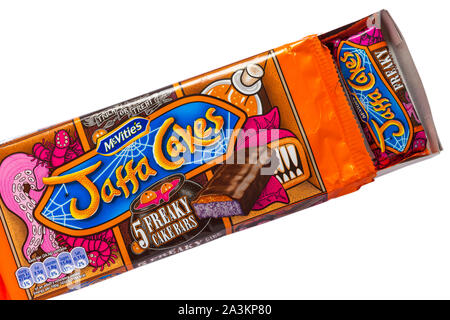 Packung McVities Jaffa Cakes freaky Tortenriegel bereit für Halloween Set auf weißem Hintergrund - Mcvitie's Mcvitie Stockfoto