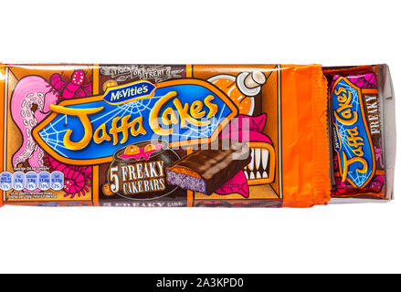 Packung McVities Jaffa Cakes freaky Tortenriegel bereit für Halloween Set auf weißem Hintergrund - Mcvitie's Mcvitie Stockfoto