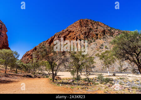 Der Wanderweg, der nach Simpsons Gap im Northern Territory, Australien führt. Stockfoto