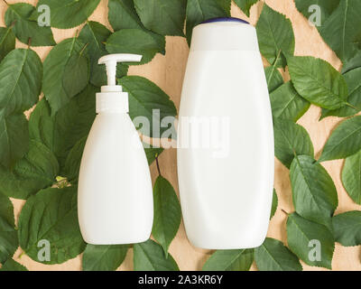 Organische Zubehör und Pflege für Haar und Körper. Leere Plastikflaschen. Hygiene Produkte. Stockfoto