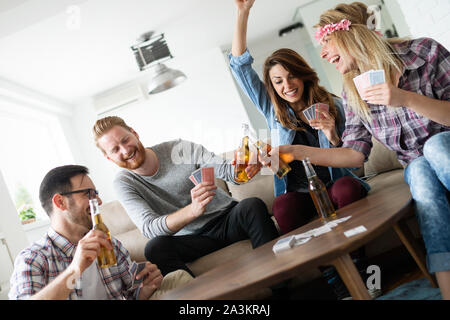Gruppe von Freunden gerne Karten spielen und trinken Stockfoto