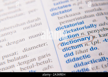 Nahaufnahme eines markierten oder highlited Wörterbuch Wort in Englisch Wörterbuch Malaiisch. Übersetzer und Sprache Konzept. Selektive und Soft Focus Stockfoto