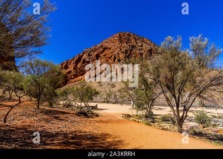 Der Wanderweg, der nach Simpsons Gap im Northern Territory, Australien führt. Stockfoto