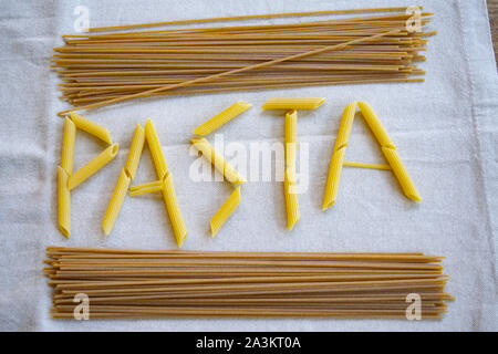 Pasta Wort mit Stücken von Pasta geschrieben und mit wholeal Spaghetti gerahmt Stockfoto