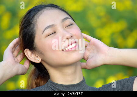 Schöne asiatische Frau Entspannend Stockfoto