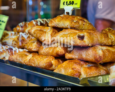 Süße frisches Gebäck aus dem Ofen auf Anzeige an der Theke der Bäckerei Stockfoto