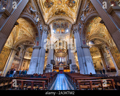 Hauptschiff mit dem Hauptaltar am Ende der Basilika von Santa Maria Maggiore in Bergamo Città Alta Stockfoto