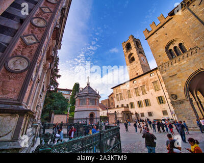 Blick auf das Baptisterium, campanone Turm und eine Seite der Basilika Santa Maria Maggiore aus dem Quadrat der Vater Reginaldo Giuliani von Citta Alta Stockfoto