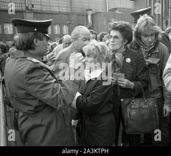 10 September 1989, Berlin, Mitte: Am 10. November 1989, DDR-Grenzsoldaten versucht, den riesigen Andrang am Grenzübergang am Bahnhof Friedrichstraße in eine geordnete Kurs zu steuern. Foto: Thomas Uhlemann/dpa-zentralbild/ZB Stockfoto