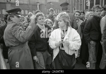 10 September 1989, Berlin, Mitte: Am 10. November 1989, DDR-Grenzsoldaten versucht, den riesigen Andrang am Grenzübergang am Bahnhof Friedrichstraße in eine geordnete Kurs zu steuern. Foto: Thomas Uhlemann/dpa-zentralbild/ZB Stockfoto