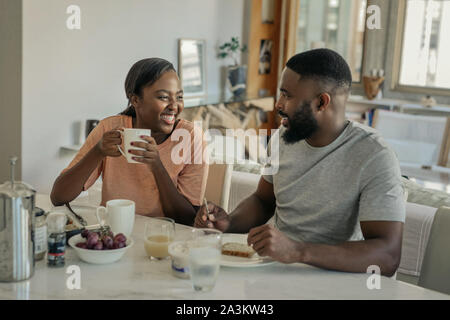 Junge afrikanische amerikanische Paar zusammen über Frühstück lachend Stockfoto