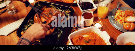 Tausendjährige erwachsenen Freunde Thanksgiving feiern gemeinsam zu Hause Stockfoto