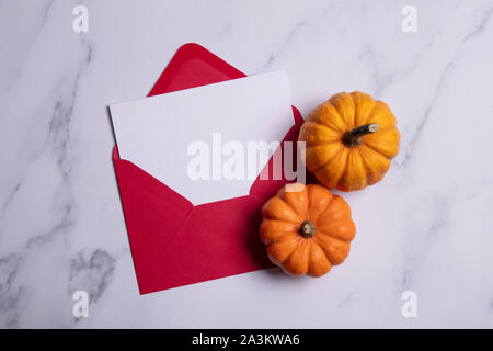 Halloween und Thanksgiving leere Karte und Umschlag Stockfoto