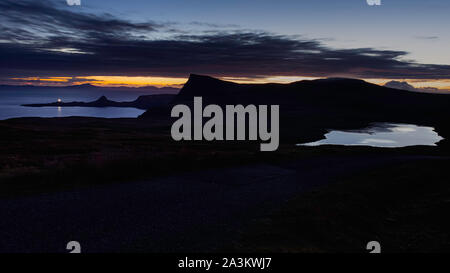 Blaue Stunde Landschaft, Isle of Skye, Schottland. Neist point Blick von Weitem, an der beliebten Route. einzigartiges Bild. Twilight Seascape. Stockfoto