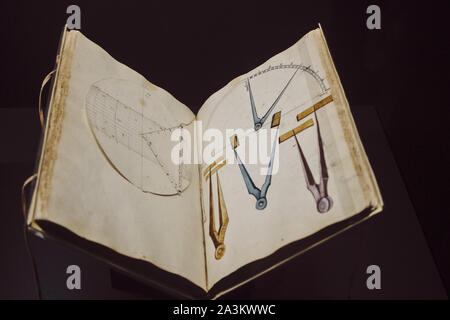 Sept. 2019. NAVAL MUSEUM - aus der Nähe von nautischen alten alten Buch mit der Abbildung, wenn Kompass - escaleras Museo Naval de Madrid. Spanien. Stockfoto