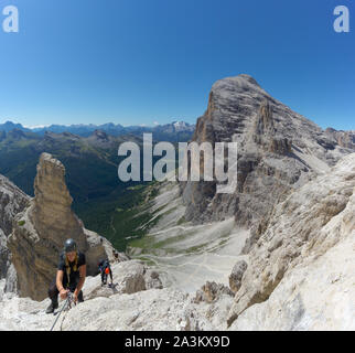 Mehrere junge Bergsteiger auf sehr exponierten Klettersteig in Alta Badia in den Dolomiten Stockfoto