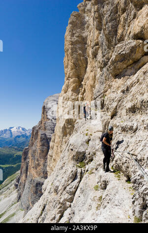 Mehrere junge Bergsteiger auf sehr exponierten Klettersteig in Alta Badia in den Dolomiten Stockfoto