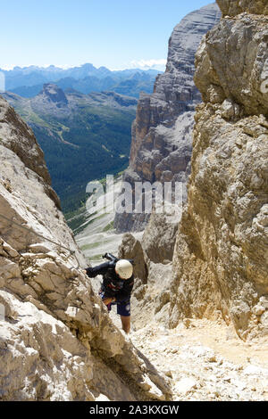 Cortina d'Ampezzo, Belluno/Italien - 3. September 2019: männlich Bergsteiger auf einem steilen Klettersteig über Cortina d'Ampezzo Stockfoto