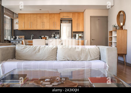 In der Lounge eine kleine moderne Wohnung Stockfoto