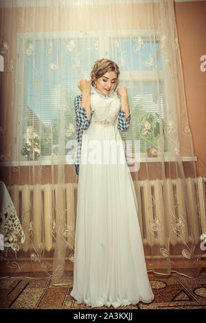 Hochzeit Hochzeitstag schöne Braut und Bräutigam zu Fuß nach Hochzeit Luxus 23.07.2017 in Lutsk, Ukraine Stockfoto