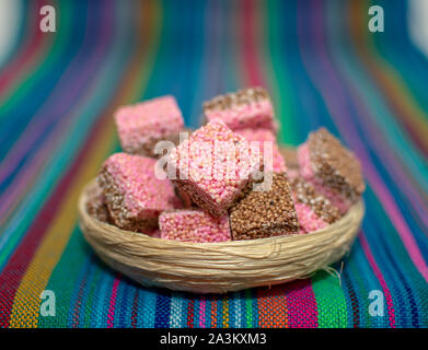 Korb mit einer Reihe von typischen mexikanischen Samen Bonbons Honig amaranth im Kreis weißem Hintergrund Warenkorb Stockfoto