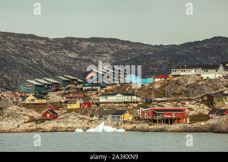 Häuser in Ilulissat (Grönland) - eine Ansicht vom Meer Stockfoto