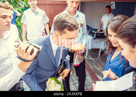Hochzeit Hochzeitstag schöne Braut und Bräutigam zu Fuß nach Hochzeit Luxus 23.07.2017 in Lutsk, Ukraine Stockfoto