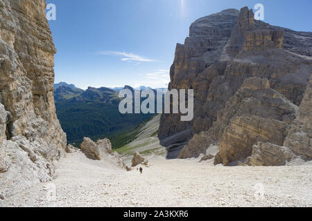 Bergsteiger wandern hinunter eine steile Geröll und Felsen Abhang in die wilden Berge der Dolomiten in Alta Badia in den nördlichen Alpen Stockfoto