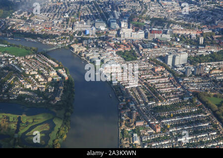 London, UK, 09. Oktober 2019. Eine Luftaufnahme von Hammersmith Bridge und Rover Thames an einem sonnigen Morgen Credit: Amer ghazzal/Alamy leben Nachrichten Stockfoto