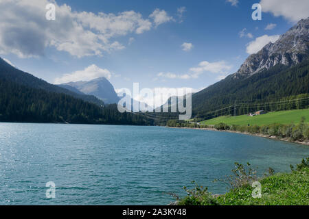 Anzeigen von Hochspannungsleitungen in einem Bergsee Behälter für die Erzeugung von Strom aus Wasserkraft verwendet Stockfoto