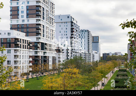 Häuser auf Toulouser Allee, Quartier Central, Stadtteil Derendorf, Pandion Le Grand Tower, Düsseldorf, Nordrhein-Westfalen, Deutschland. Haeuser an der Stockfoto