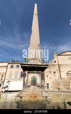 Arles, Frankreich - 27. Juni 2017: Brunnen auf dem Place de la Republique in Arles, Frankreich Stockfoto