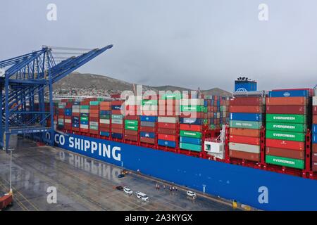 (191009) - Peking, Oktober 9, 2019 (Xinhua) - Luftaufnahme auf Februar 15, 2019 zeigt die COSCO Versand Fische, einem der größten Containerschiffe der Welt mit einer Kapazität von 20.000 TEU, Andocken an den Hafen von Piräus in Griechenland. (Xinhua / Wu Lu) Stockfoto