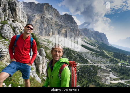Ein Bergführer und Client suchen und prüfen Sie die Route vor Ihnen Stockfoto
