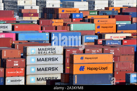 28. September 2019, Spanien, Valencia: Seefracht Container stapeln sich am 28.9.2019 in den Hafen von Valencia. Foto: Thomas Uhlemann/dpa-zentralbild/ZB Stockfoto