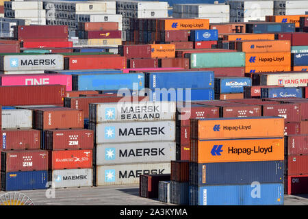 28. September 2019, Spanien, Valencia: Seefracht Container stapeln sich am 28.9.2019 in den Hafen von Valencia. Foto: Thomas Uhlemann/dpa-zentralbild/ZB Stockfoto