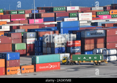 28. September 2019, Spanien, Valencia: Seefracht Container stapeln sich am 28.9.2019 in den Hafen von Valencia. Foto: Thomas Uhlemann/dpa-zentralbild/ZB Stockfoto