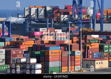 28. September 2019, Spanien, Valencia: Seefracht Container stapeln sich am 28.9.2019 in den Hafen von Valencia. Foto: Thomas Uhlemann/dpa-zentralbild/ZB Stockfoto