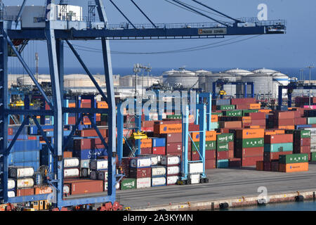 28. September 2019, Spanien, Valencia: Seefracht Container stapeln sich am 28.9.2019 in den Hafen von Valencia. Foto: Thomas Uhlemann/dpa-zentralbild/ZB Stockfoto