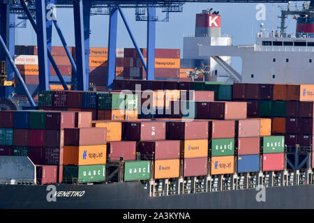 28. September 2019, Spanien, Valencia: Seefracht Container stapeln sich am 28.9.2019 in den Hafen von Valencia. Foto: Thomas Uhlemann/dpa-zentralbild/ZB Stockfoto