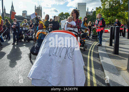 London, Großbritannien. Vom 9. Oktober 2019. Mütter und ihre Babys nehmen Teil an der Mütter März Tag 3 des Erdklimas Aussterben Rebellion ändern Protest in der Hauptstadt. Aktivistinnen marschierten von Westminster Abbey, Whitehall, Stufe a sit-down-Demonstration, während der Stillzeit, gegen die Auswirkungen des Klimawandels und die Zukunft ihrer Kinder. Credit: Stephen Chung/Alamy leben Nachrichten Stockfoto